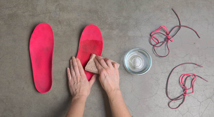 cleaning running shoe insoles with a vinegar and water solution