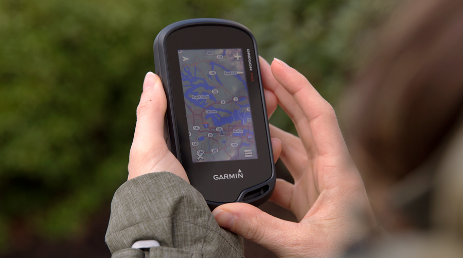 fitnessinf Expert Advice: How to Choose and Use a GPS - Advanced GPS Features - handheld GPS device in hand in use